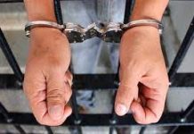 Imputado hombre que violó a su hijastra de condición especial Alberto Henrique Vargas, de 41 años, quedó privado de libertad por su presunta responsabilidad en acto sexual contra su hijastra. Se trata de una adolescente de 14 años la víctima, diagnosticada con síndrome de Down. El hecho ocurrió el pasado 17 de noviembre en Puerto Cabello, Carabobo. La madre de la víctima fue a un servicio técnico para retirar el teléfono de Vargas, quien es su pareja. Allí el técnico le notificó sobre unas fotografías sexuales que mostraban al sujeto con la hija de ella. Inmediatamente la mujer habló con su hija; quien le contó que su padrastro mantenía actos sexuales con penetración, y oral con ella. El hombre además le sacaba fotografía a la víctima desde hace 6 meses. La madre de la adolescente puso la denuncia en la sede de la policía de Puerto Cabello. Durante la audiencia de presentación, la Fiscalía 24 de Carabobo imputó a Vargas por acto sexual con víctima especialmente vulnerable.