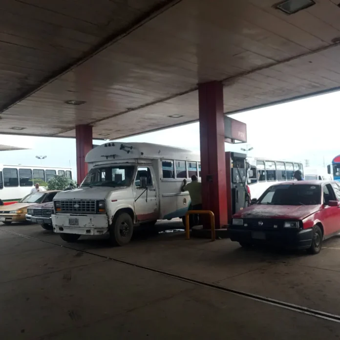 Reducen suministro de gasolina en estación El Elevado.