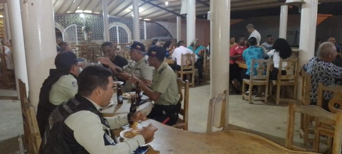 Con tradicional cena navideña Policarirubana celebra la Navidad.