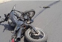 Aporreado motorizado que chocó con un carro