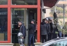 EE.UU. | Clientes retiran su dinero de bancos ante crisis financiera