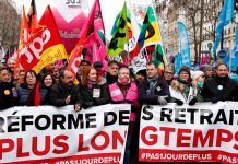 Franceses siguen en las calles por reforma de pensiones