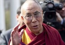 Dalai Lama pide disculpas por besar al niño