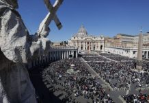 Papa celebró misa del Domingo de Resurrección ante 100 mil personas