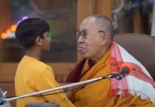 Habla el niño que fue besado por el Dalái Lama