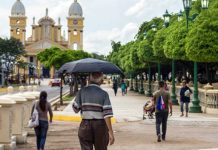 Médicos recomiendan mantener la hidratación ante intensa ola de calor