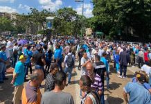 Multitud acompaña a María Corina Machado a inscribirse en la Primaria