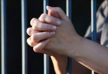 Obligaba a su hija a hacer tríos con su pareja