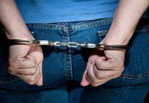 Castigaba a su hija de ocho años arañándole los ojos