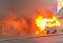 Autobús estalló en llamas
