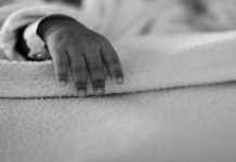 Muere bebé por quemaduras y desnutrición