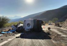 Mueren 17 migrantes al volcar bus en México