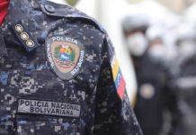 Rescatan a un niño que cayó dentro de una alcantarilla