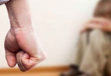 Agredió con un palo a su hijo de 4 años