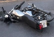Deslizó en la moto y se fracturó la pierna