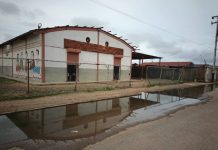 Escuela Bicentenario rodeada de aguas negras