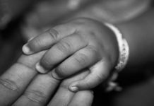 Murió niña al caer dentro de una lavadora