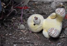 Lanzó a su bebé recién nacida a una represa