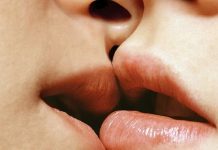 El beso entre Hilda Abrahamz y Mimí Lazo