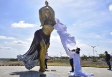 Develaron estatua de Shakira