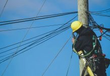 Se quemó al recibir una descarga eléctrica
