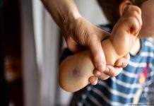 Agredió a su bebé por romper una colonia