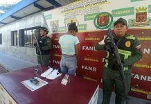 Mujer cargaba droga en los zapatos