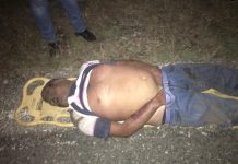 Murió debajo de la camioneta en vuelco