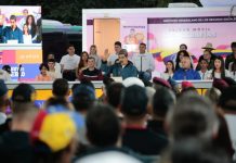 Maduro ofrece viviendas a los jóvenes