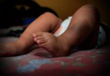 Niña de 21 meses muere por maltrato de su padrastro y su mamá en Los Taques