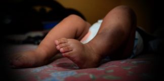 Niña de 21 meses muere por maltrato de su padrastro y su mamá en Los Taques
