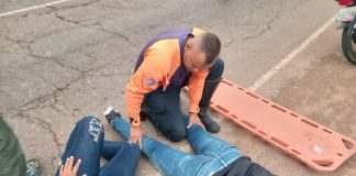 Así quedaron ellos al deslizar en una moto