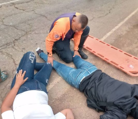 Así quedaron ellos al deslizar en una moto