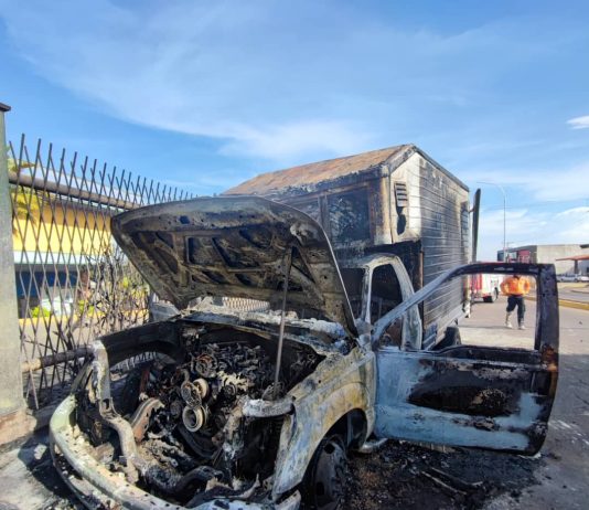 Camión se incendió en el centro de Punto Fijo