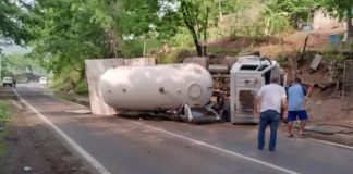 Familia murió aplastada en volcamiento de una gandola