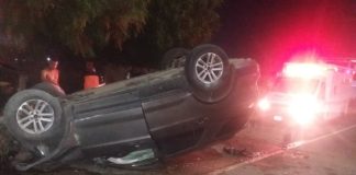 Dos comerciantes lesionados durante vuelco en Punta Cardón