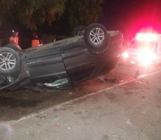 Dos comerciantes lesionados durante vuelco en Punta Cardón