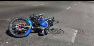 Motorizado en UCI al colisionar con un carro en Caja de Agua