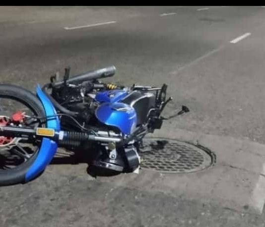 Motorizado en UCI al colisionar con un carro en Caja de Agua