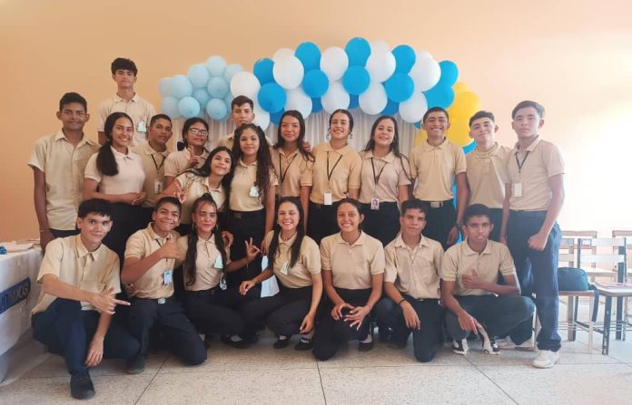 Estudiantes del Liceo Nacional Guadalupe Valles de Guigñan presentaron sus proyectos científicos.