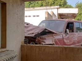 Perdió el control de la camioneta e impactó contra una pared