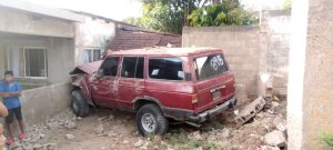 Quedó sin frenos e impactó con una pared.