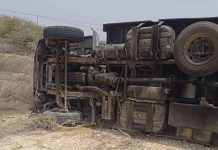 Vuelco de camión cargado de pintura dejó un lesionado en la Coro- Punto Fijo