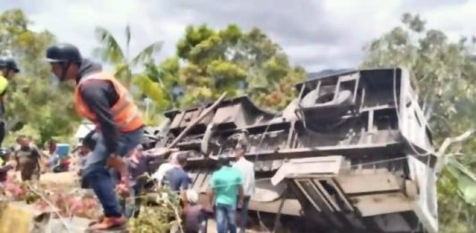 Vuelco de autobús dejó un muerto y 36 heridos en Monagas