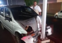 Chocó el carro con un poste en Caja de Agua