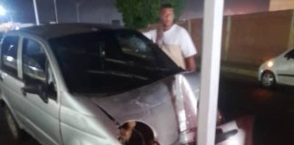 Chocó el carro con un poste en Caja de Agua