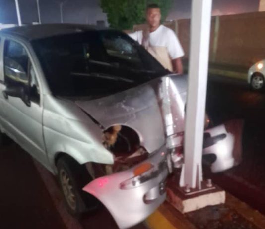 Chocó el carro con un poste en Caja de Agua