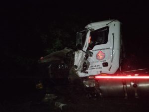 Choque de camiones de carga pesada dejó un lesionado en Tucacas 