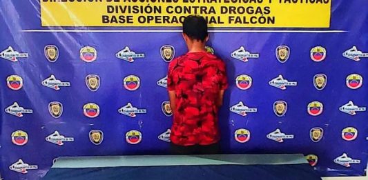 Detienen a un hombre con dos panelas de droga en el centro de Punto Fijo