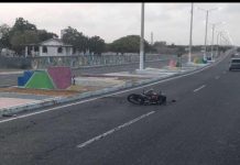 Estudiante deslizó moto frente al cementerio de Santa Elena